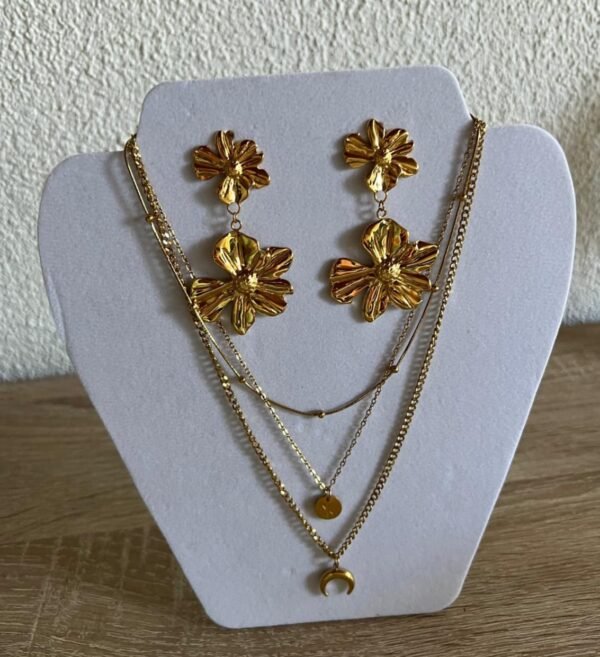 Colliers superposés avec motifs lune et boucles d'oreilles en fleur