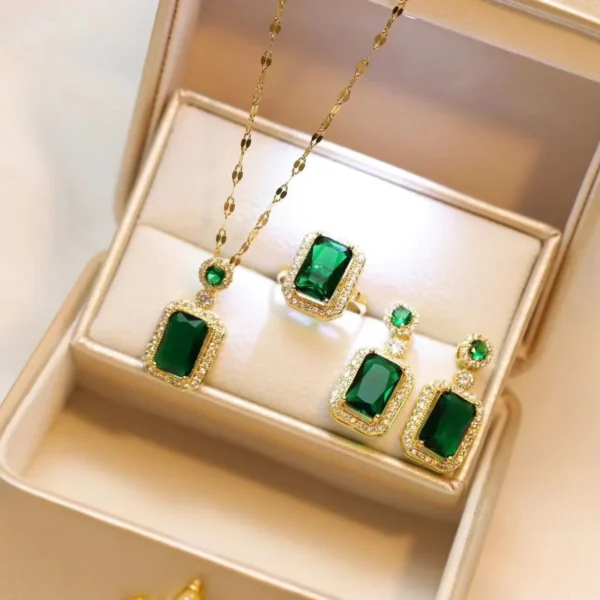 Parure Émeraude Royale – Collier, Bague et Boucles d’Oreilles Ornés de Pierres Vertes